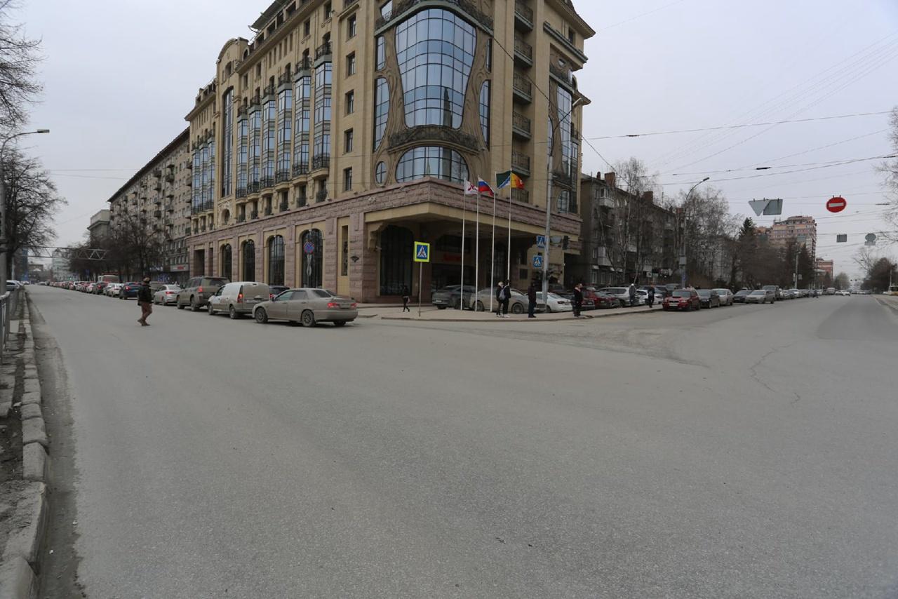 Фото В ямку бух: как выглядят дороги в центре Новосибирска, на ремонт которых потратят почти 70 млн рублей 10