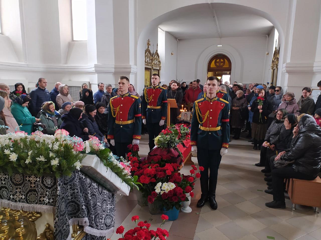 Фото В Бердске похоронили погибшего на Украине 24-летнего лейтенанта Прощалыгина 10