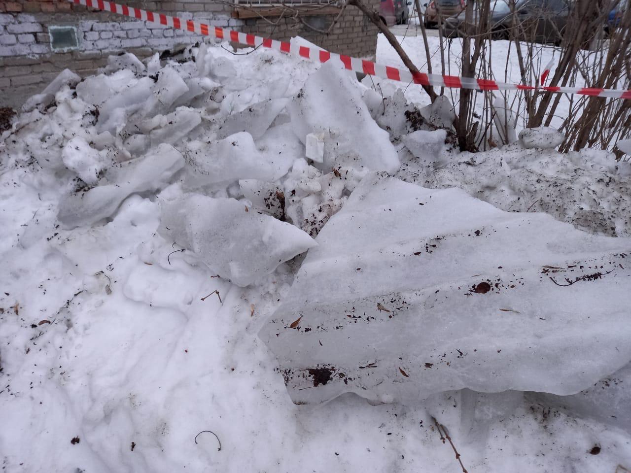 Фото СК начал проверку после падения глыбы льда на женщину в Новосибирске 2