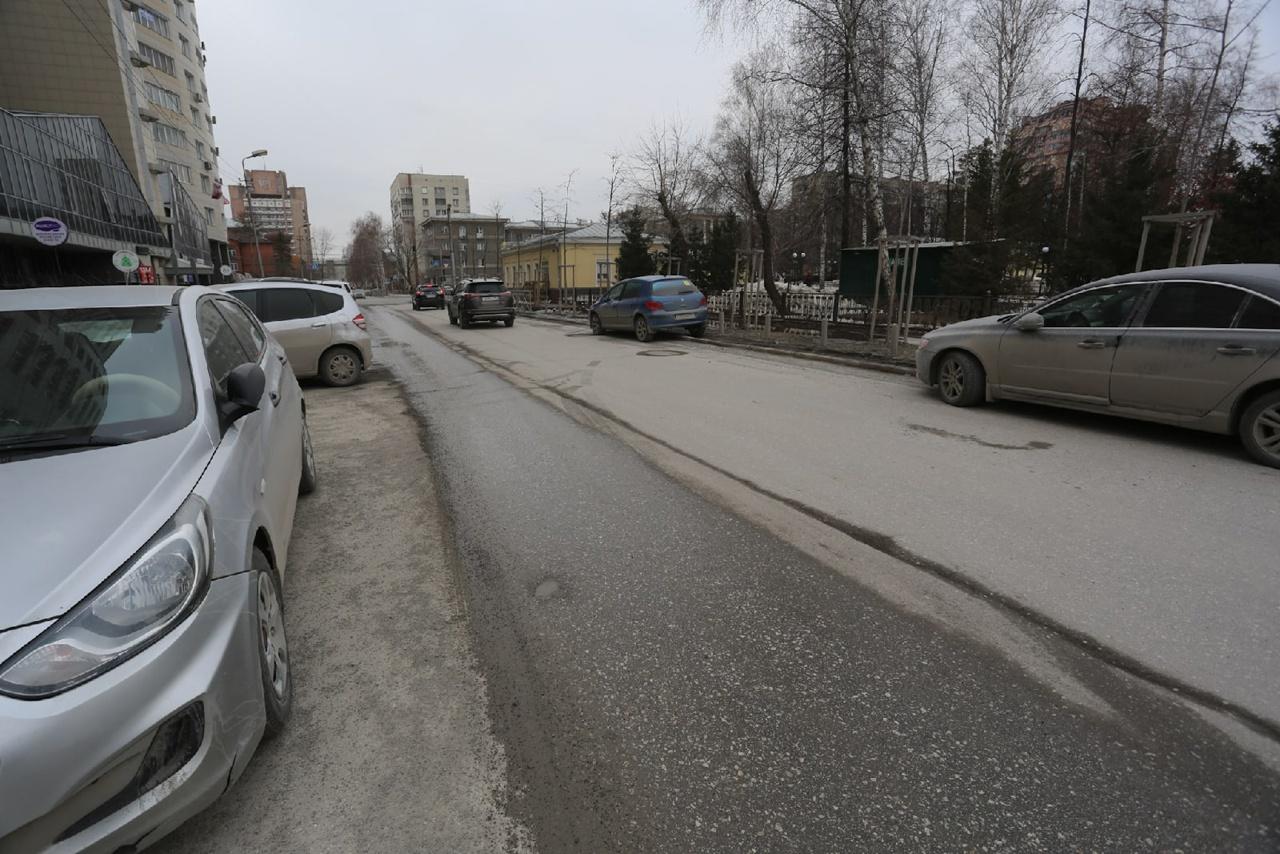 Фото В ямку бух: как выглядят дороги в центре Новосибирска, на ремонт которых потратят почти 70 млн рублей 7