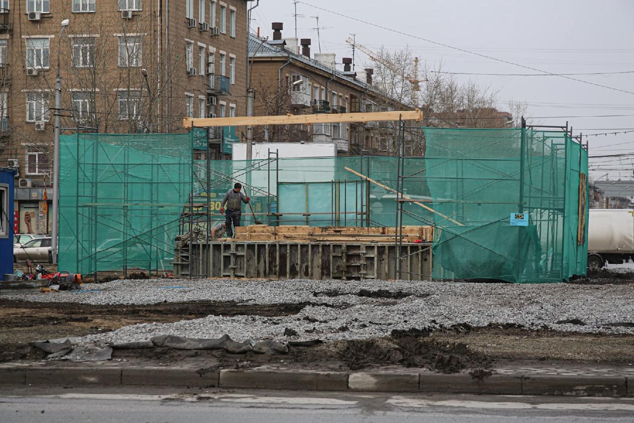 Фото В Новосибирске памятник Покрышкину убрали с площади Маркса 2