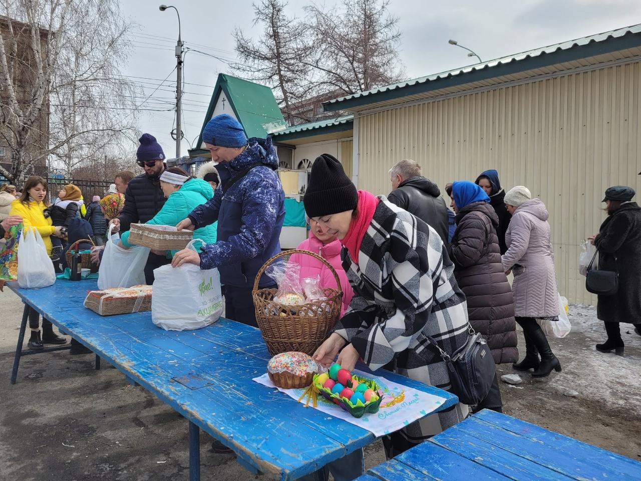 Фото В Вознесенском соборе Новосибирска на Пасху продолжили освящать куличи и яйца всем желающим 3