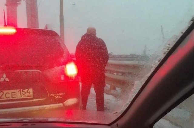 Фото В Новосибирске водитель справил нужду в пробке возле четвёртого моста 2