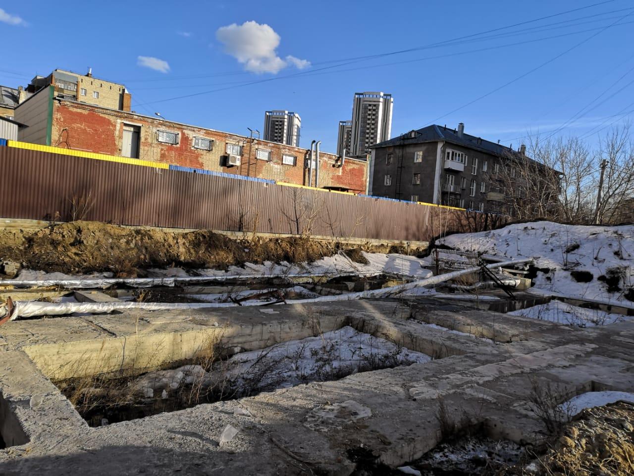 Фото В Новосибирске собственников многоэтажки обязали следить за бесхозной теплотрассой 2