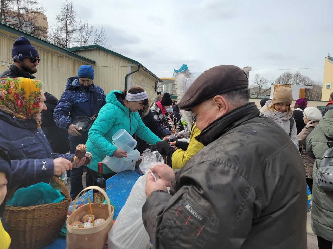 Фото В Вознесенском соборе Новосибирска на Пасху продолжили освящать куличи и яйца всем желающим 4