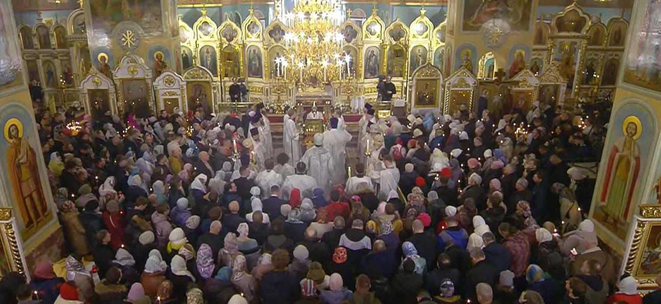 Фото В Вознесенском кафедральном соборе Новосибирска началось Пасхальное богослужение 3