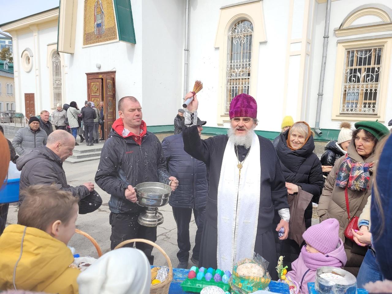 Фото В Вознесенском соборе Новосибирска на Пасху продолжили освящать куличи и яйца всем желающим 2