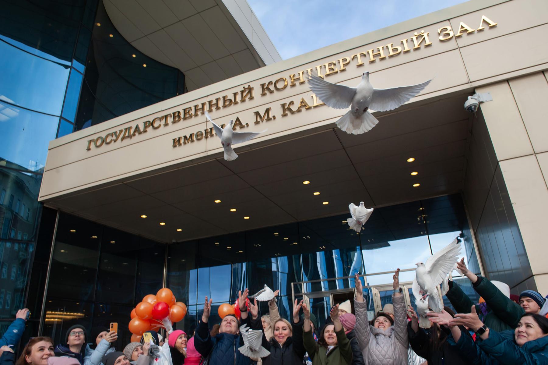 Фото В Новосибирске выпустили белых голубей на флэшмобе «Аутизм не приговор» 5