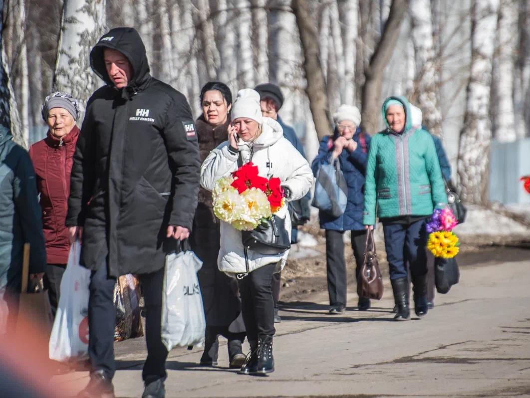 Фото В Новосибирске на Радоницу образовались пробки у въездов на кладбище 7