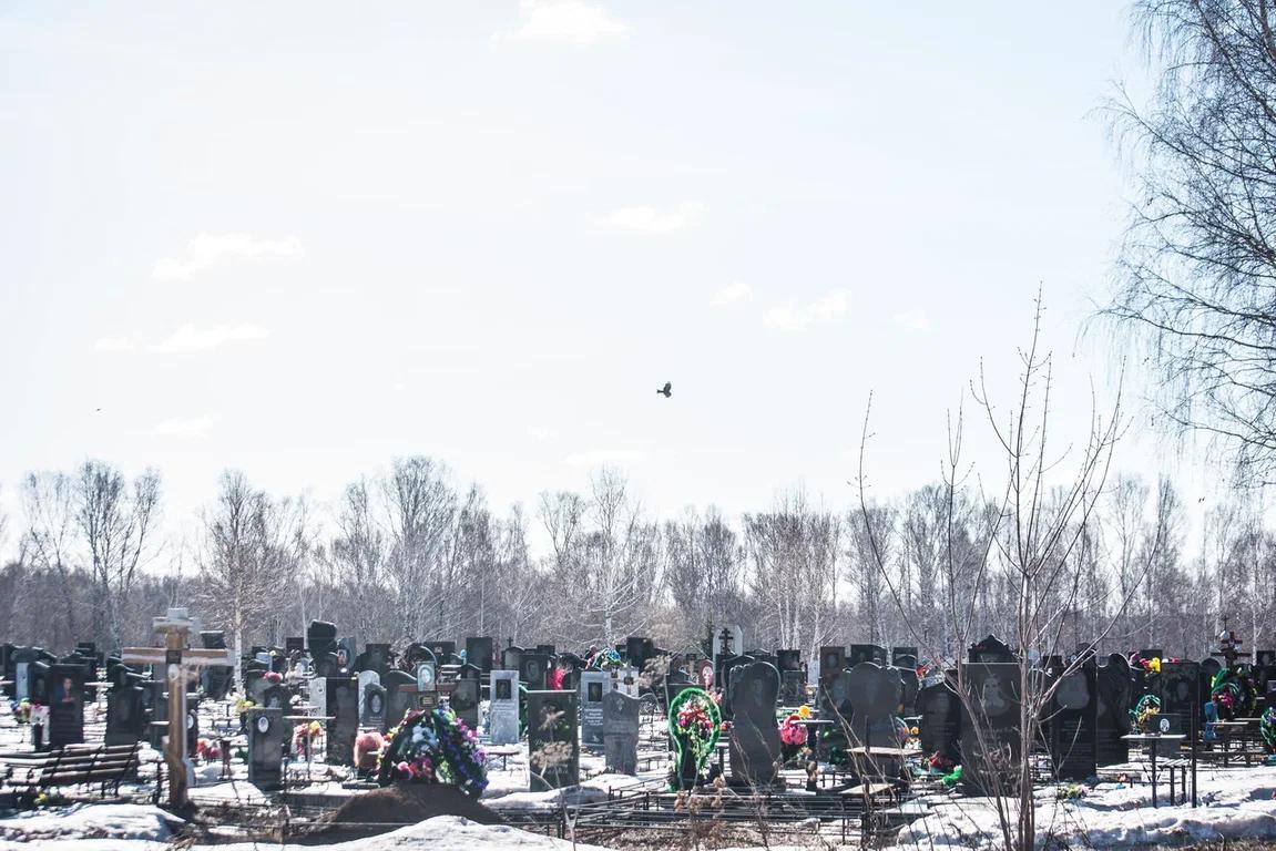 Фото В Новосибирске на Радоницу образовались пробки у въездов на кладбище 10