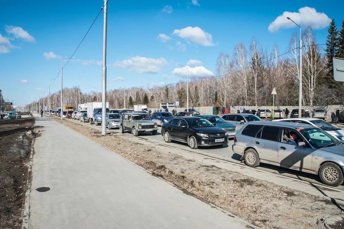 Фото В Новосибирске на Радоницу образовались пробки у въездов на кладбище 2