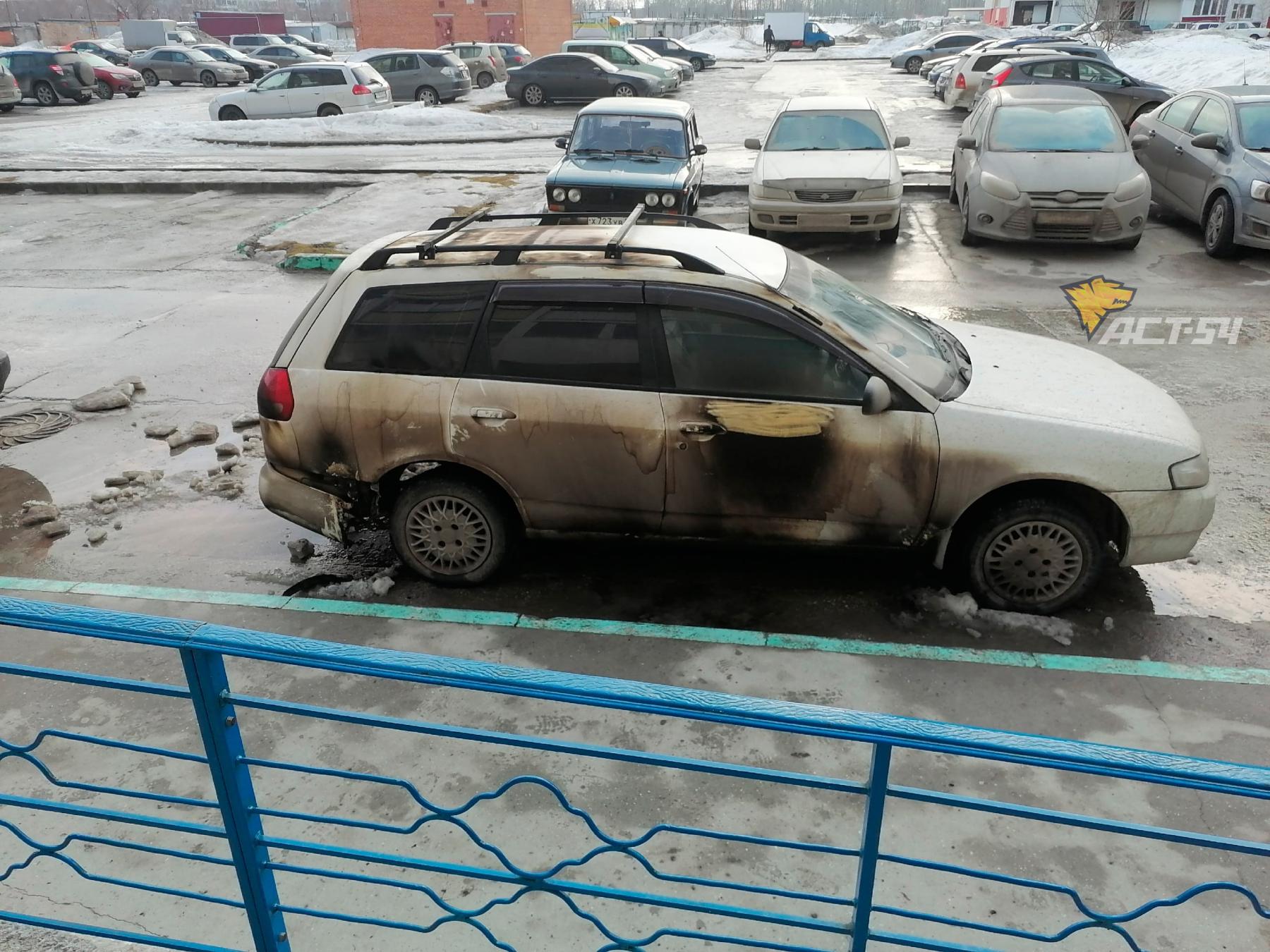 Фото В Новосибирске буйный мужчина поджег автомобиль соперника на Твардовского 2
