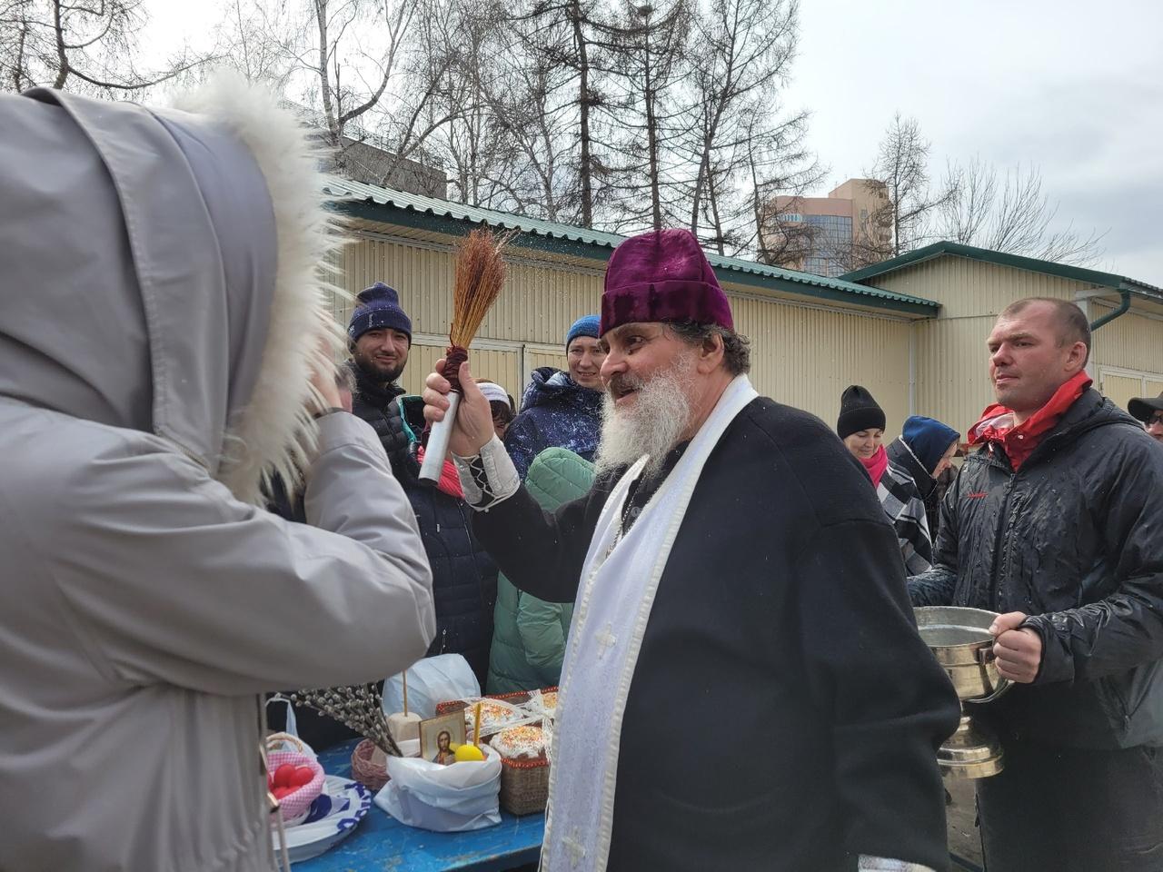 Фото В Вознесенском соборе Новосибирска на Пасху продолжили освящать куличи и яйца всем желающим 6