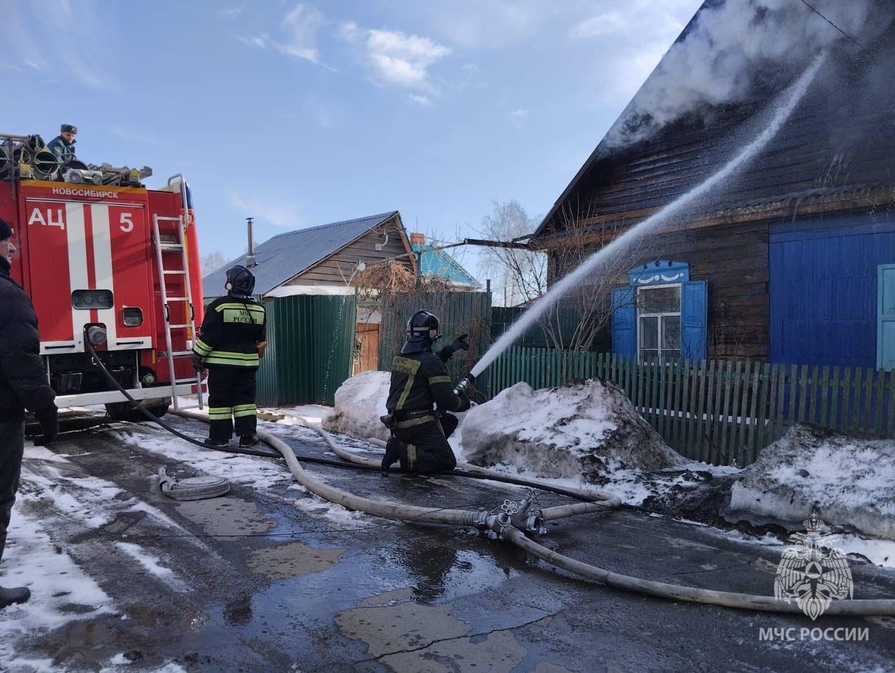Фото В Новосибирске спасатели не дали огню перекинуться с гаражей на дом из бруса 2