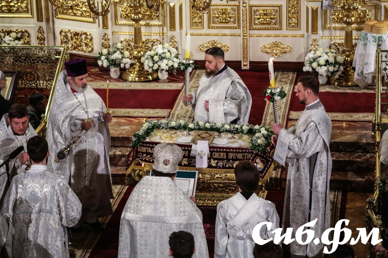 Фото В Новосибирске прошло Пасхальное богослужение на Светлое Христово Воскресение: фотоотчёт 2