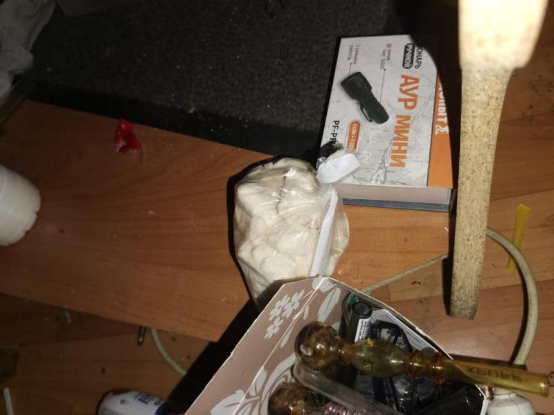 Фото В Новосибирске закладчики фасовали наркотики в трубочки для коктейлей 2