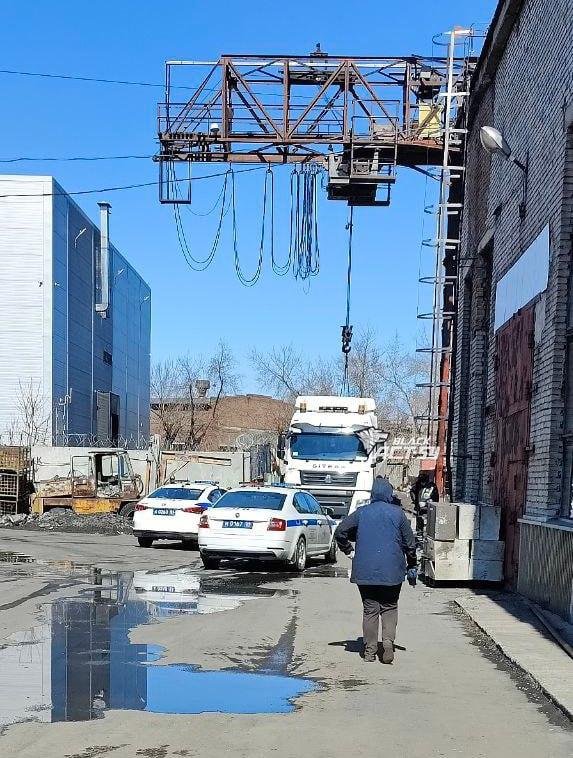 Фото В Новосибирске опубликованы фото погони за КамАЗом на Димитровском мосту 4