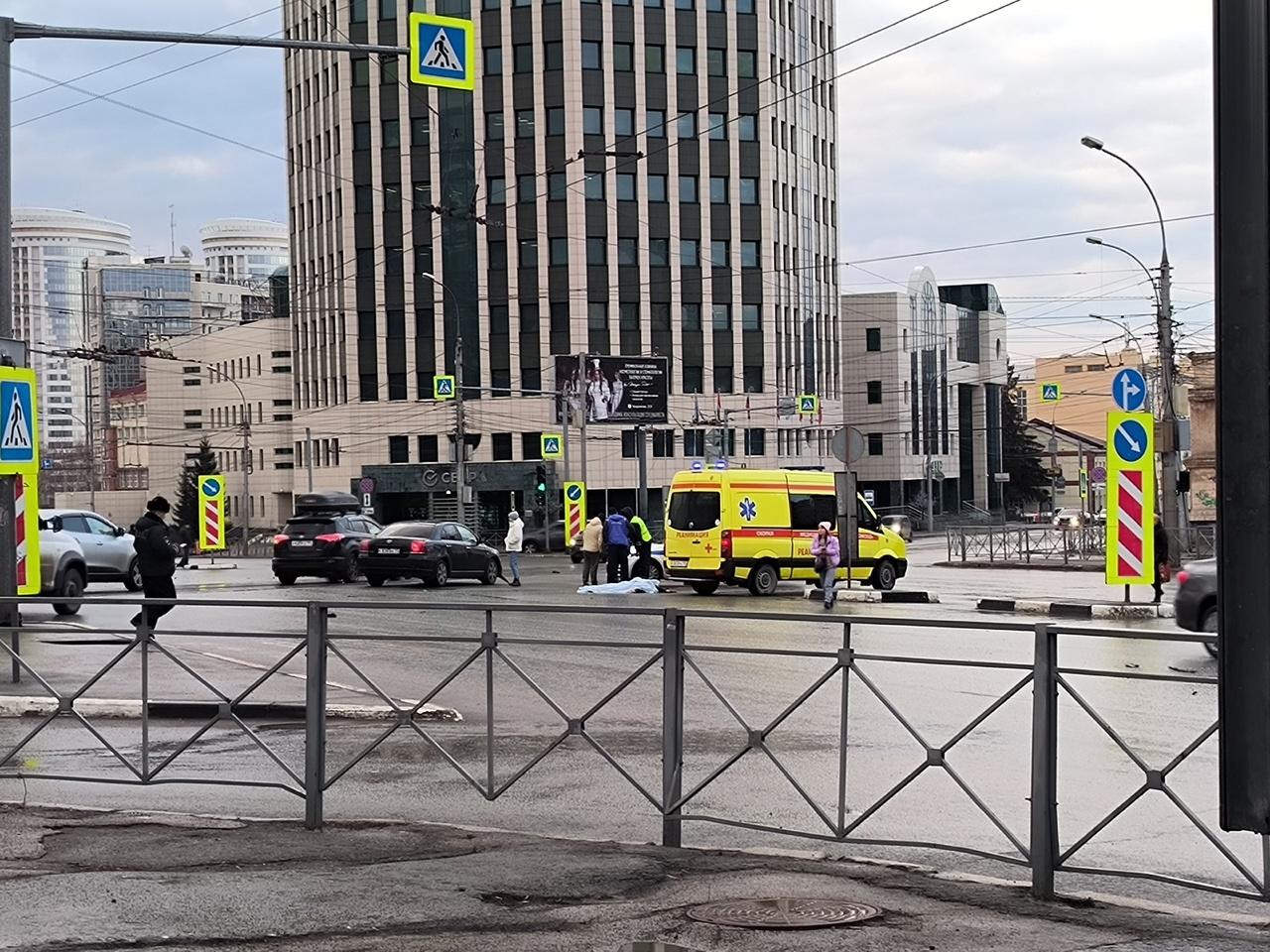 Фото В центре Новосибирска автомобиль насмерть сбил девушку 2