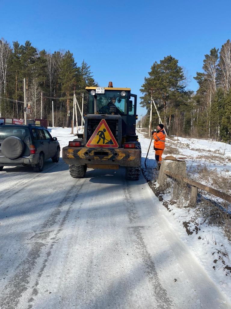 Фото В Новосибирской области дорожников застали во время ремонта занесённой снегом дороги 2