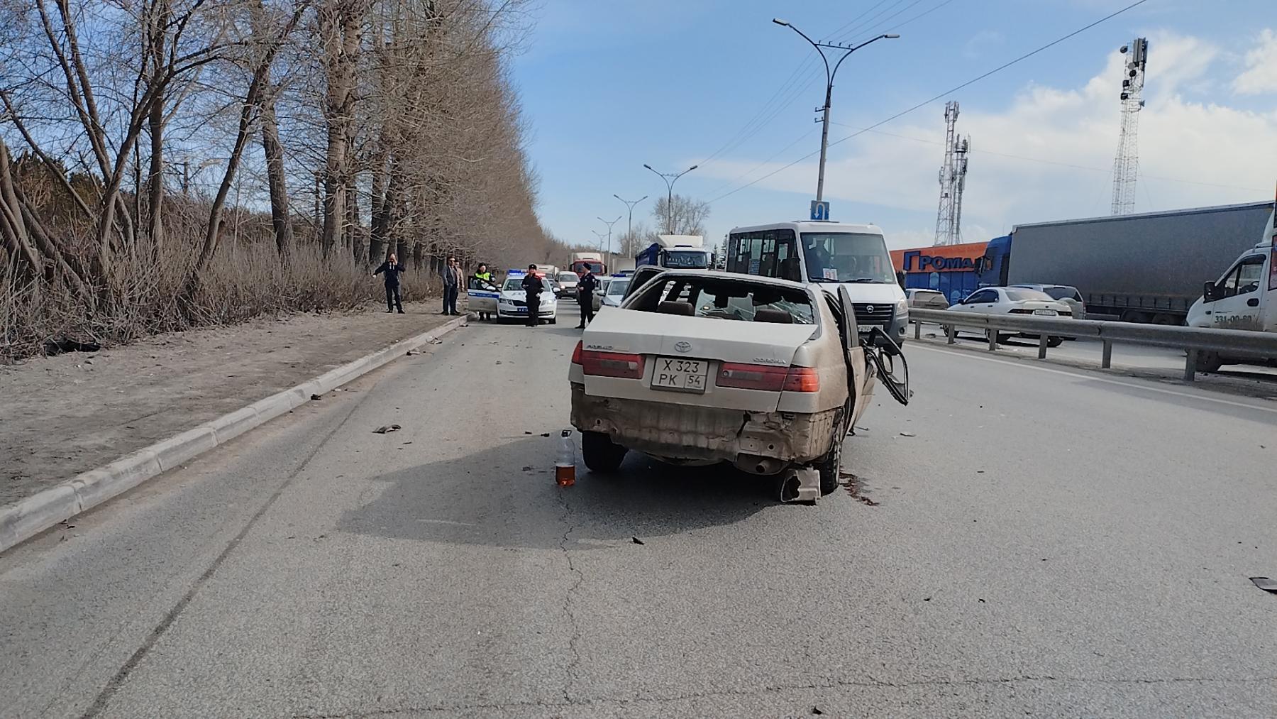 Фото В Новосибирске 60-летний мужчина погиб при лобовом столкновении с Lexus 2