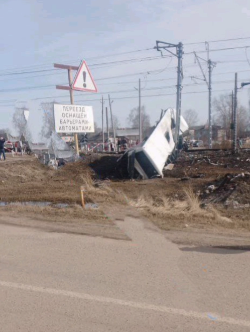 Фото Жуткие кадры из Ярославской области: погибли 8 пассажиров снесенного поездом автобуса 2