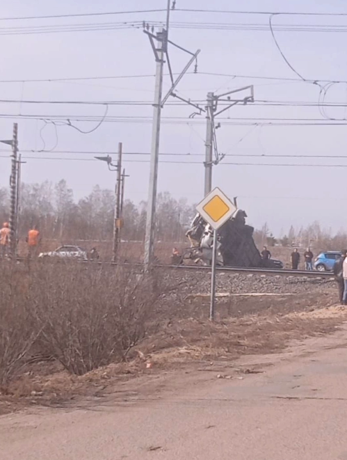 Фото Жуткие кадры из Ярославской области: погибли 8 пассажиров снесенного поездом автобуса 3