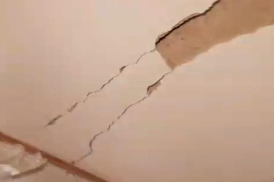 Фото Треснувший дом, депортация мигрантов, рухнувшая стена школы: главное в Новосибирске 5 апреля 6 - Сиб.ФМ Фото Треснувший дом, депортация мигрантов, рухнувшая стена школы: главное в Новосибирске 5 апреля 6