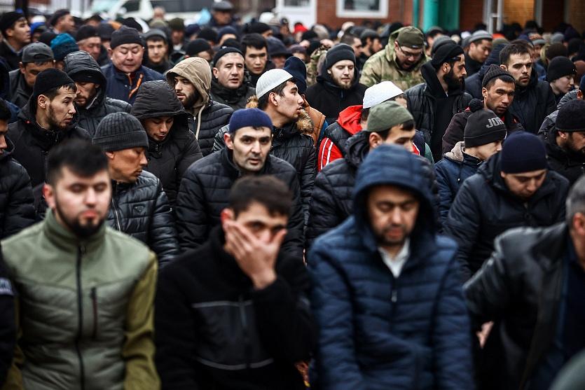 Фото Около сотни мусульман собрались у мечети на Ураза-байрам в Новосибирске: 10 фото намаза 6