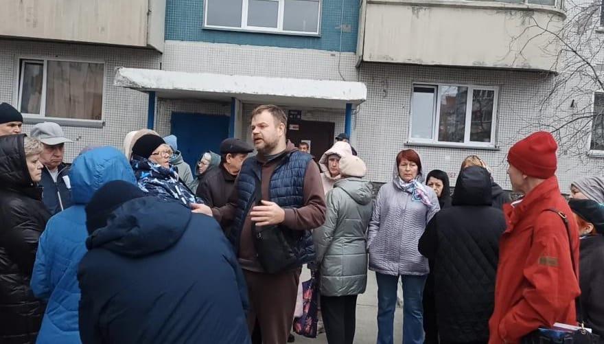 Фото В Новосибирске «самозванцы» требуют сотни тысяч рублей на ремонт многоэтажки 2