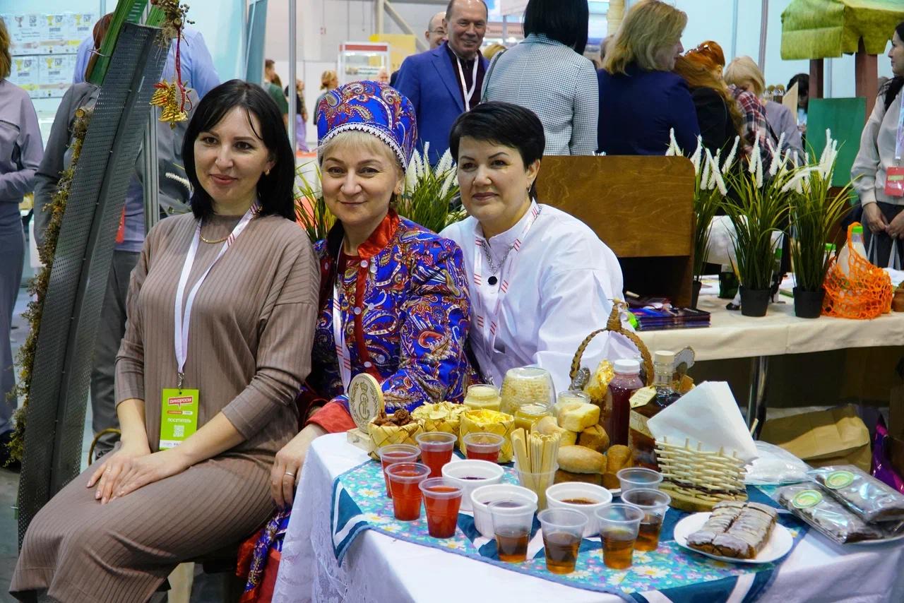 Фото Сибирские шишки, грибы и мёд: в Новосибирске открылся форум «Дикоросы». Фоторепортаж 4