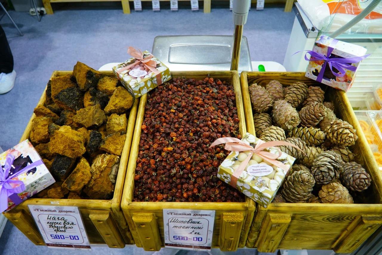 Фото Сибирские шишки, грибы и мёд: в Новосибирске открылся форум «Дикоросы». Фоторепортаж 9