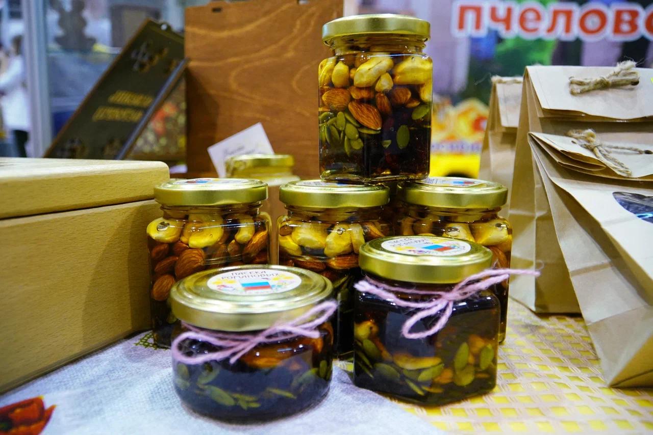 Фото Сибирские шишки, грибы и мёд: в Новосибирске открылся форум «Дикоросы». Фоторепортаж 13