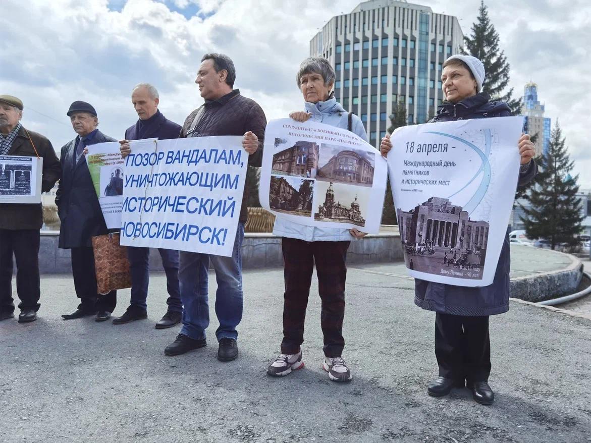 Фото В Новосибирске провели пикет за сохранение исторических зданий. Фоторепортаж 8