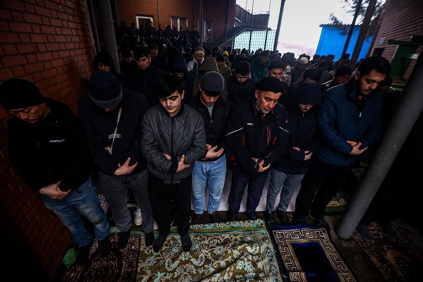 Фото Около сотни мусульман собрались у мечети на Ураза-байрам в Новосибирске: 10 фото намаза 7