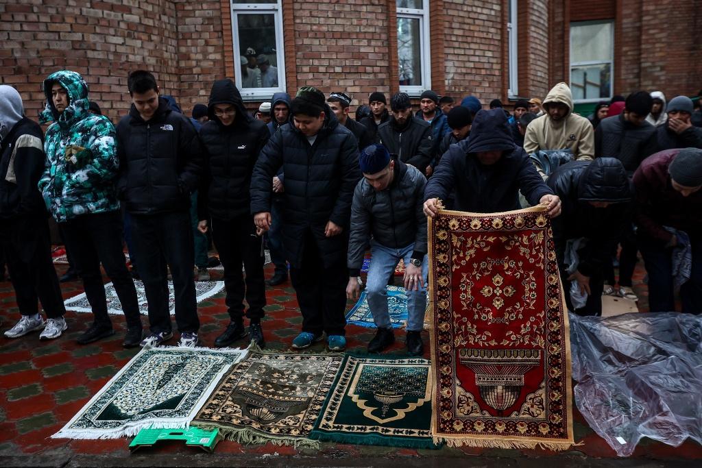 Фото Около сотни мусульман собрались у мечети на Ураза-байрам в Новосибирске: 10 фото намаза 9