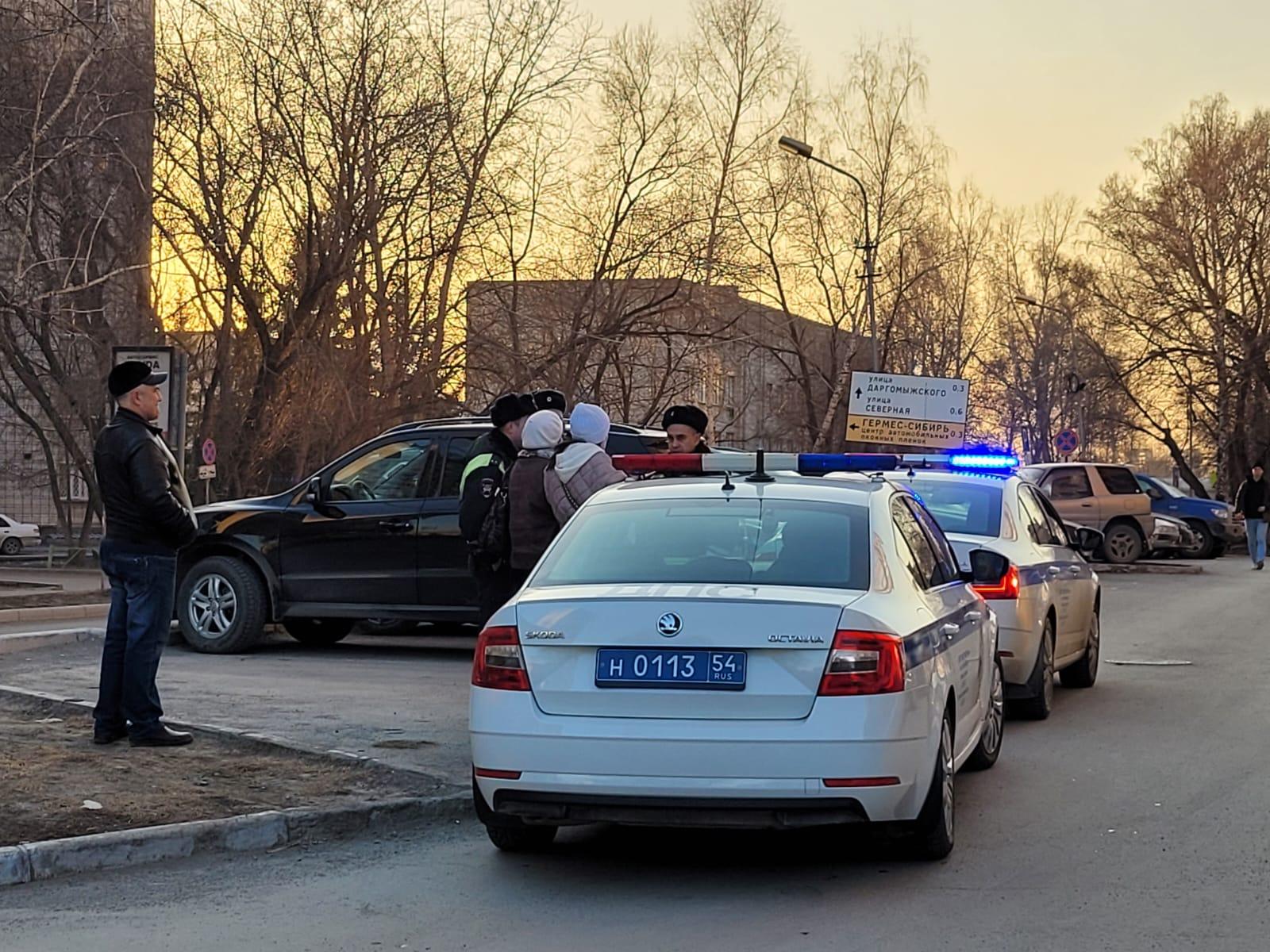 Фото В Новосибирске водитель внедорожника напал на криминального журналиста  – полиция не приехала 4