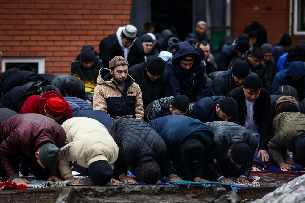 Фото Около сотни мусульман собрались у мечети на Ураза-байрам в Новосибирске: 10 фото намаза 11