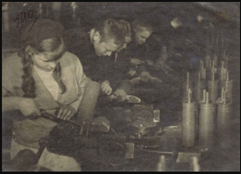 Фото Массовый митинг и эшелоны с войсками. В Новосибирске госархив опубликовал кадры помощи фронту в СССР 8 - Сиб.ФМ Фото Массовый митинг и эшелоны с войсками. В Новосибирске госархив опубликовал кадры помощи фронту в СССР 8