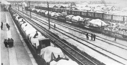 Фото Массовый митинг и эшелоны с войсками. В Новосибирске госархив опубликовал кадры помощи фронту в СССР 10 - Сиб.ФМ Фото Массовый митинг и эшелоны с войсками. В Новосибирске госархив опубликовал кадры помощи фронту в СССР 10