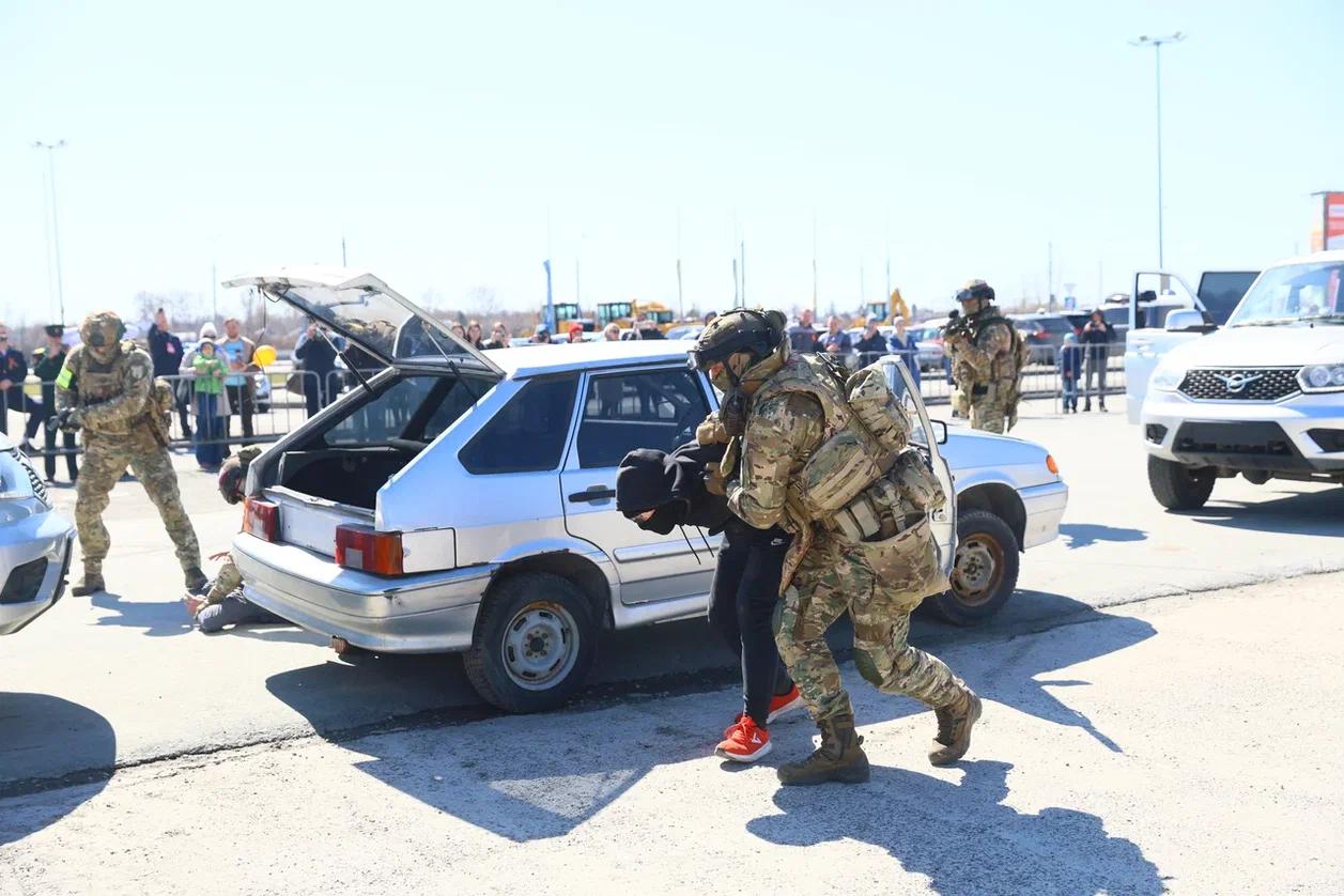 Фото Росгвардия на выставке в «Новосибирск Экспоцентр»: от зрелищных задержаний до профориентации молодежи 2