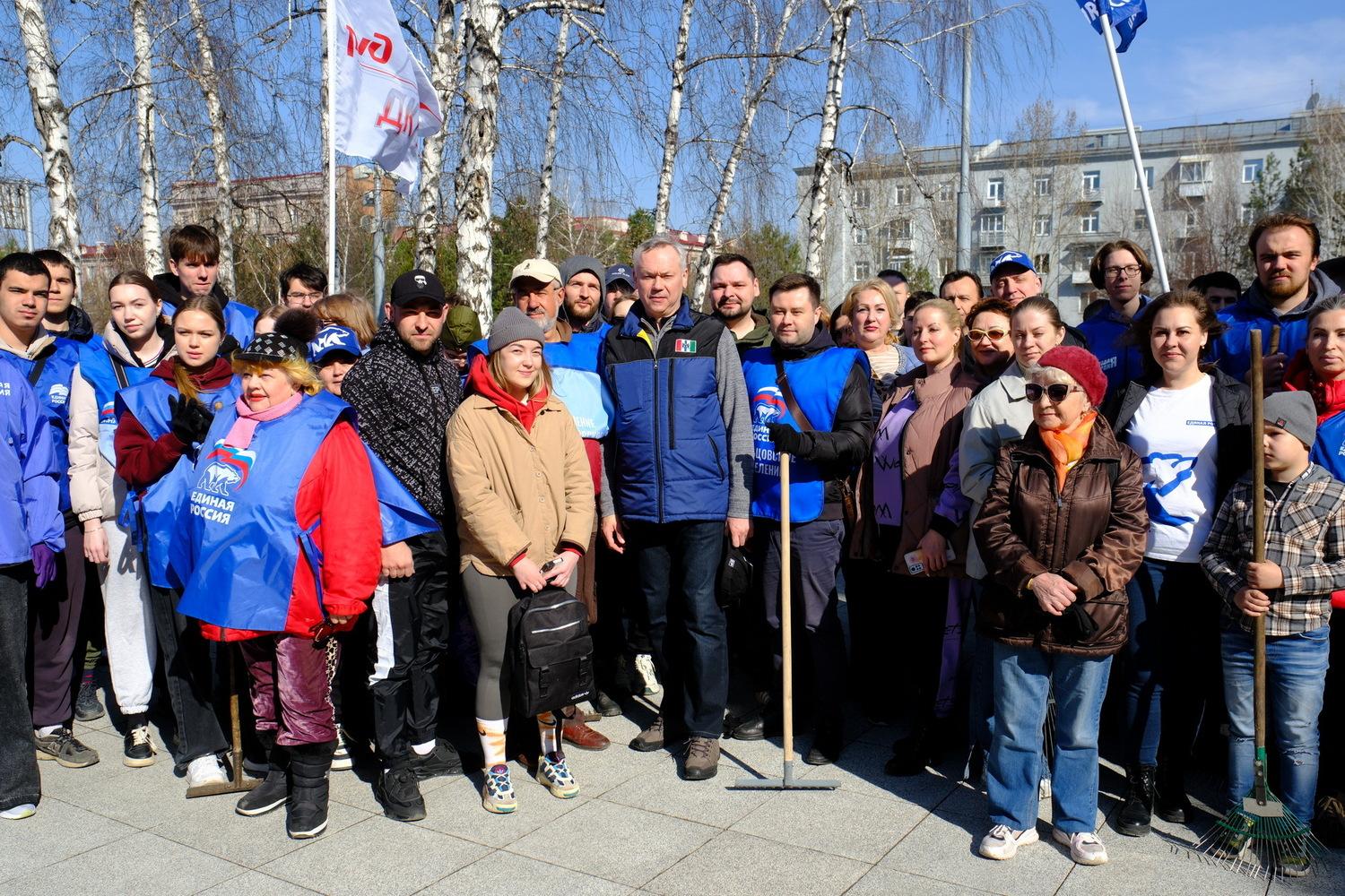 Фото Новосибирцам показали, в чем горожане вышли на масштабный субботник 2 - Сиб.ФМ Фото Новосибирцам показали, в чем горожане вышли на масштабный субботник 2