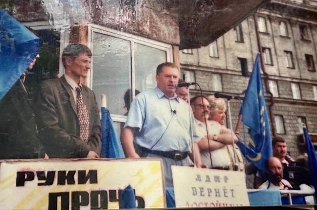 Фото Жириновскому исполнилось бы 79 лет. Новосибирск вспоминает визиты самого эпатажного политика РФ 4 - Сиб.ФМ Фото Жириновскому исполнилось бы 79 лет. Новосибирск вспоминает визиты самого эпатажного политика РФ 4