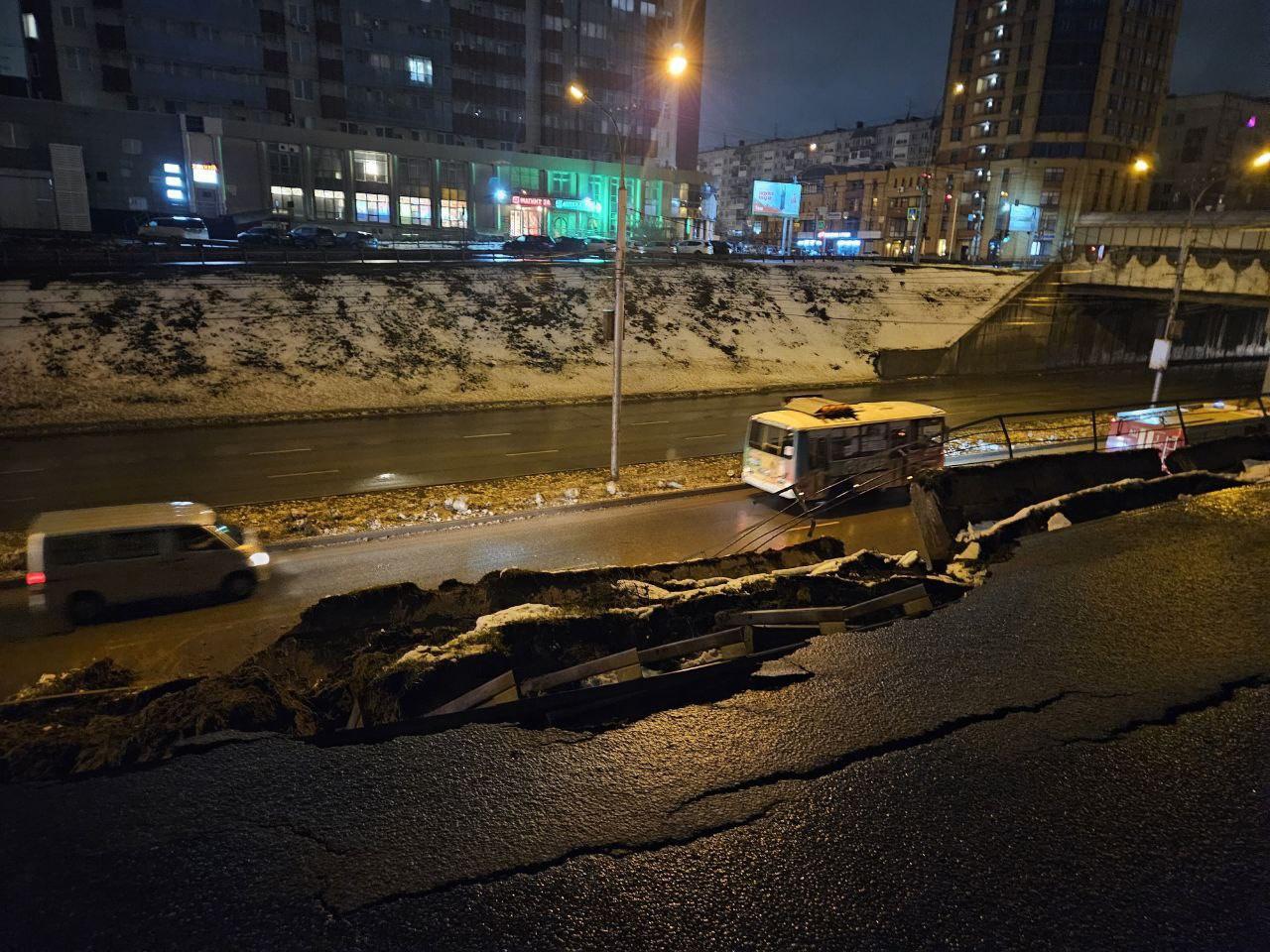 Фото В Новосибирске опубликованы кадры обрушения подпорной стены на Ипподромской магистрали 3