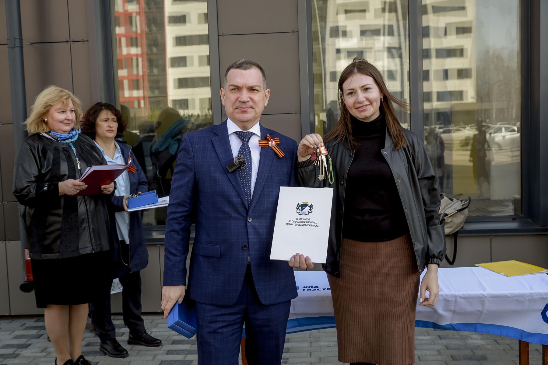 Фото Мэр Новосибирска: 200 сирот получат жилищные сертификаты, 263 - жилье в этом году 2