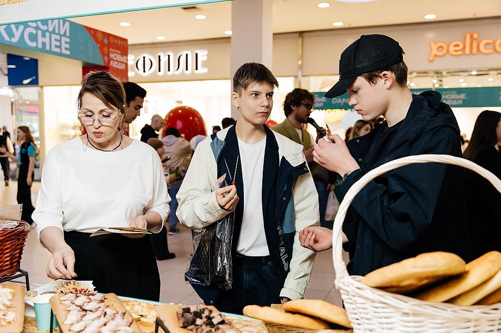 Фото Сибирь в тренде: партия «Новые люди» бесплатно угостила новосибирцев продуктами от местных фермеров 3 - Сиб.ФМ Фото Сибирь в тренде: партия «Новые люди» бесплатно угостила новосибирцев продуктами от местных фермеров 3