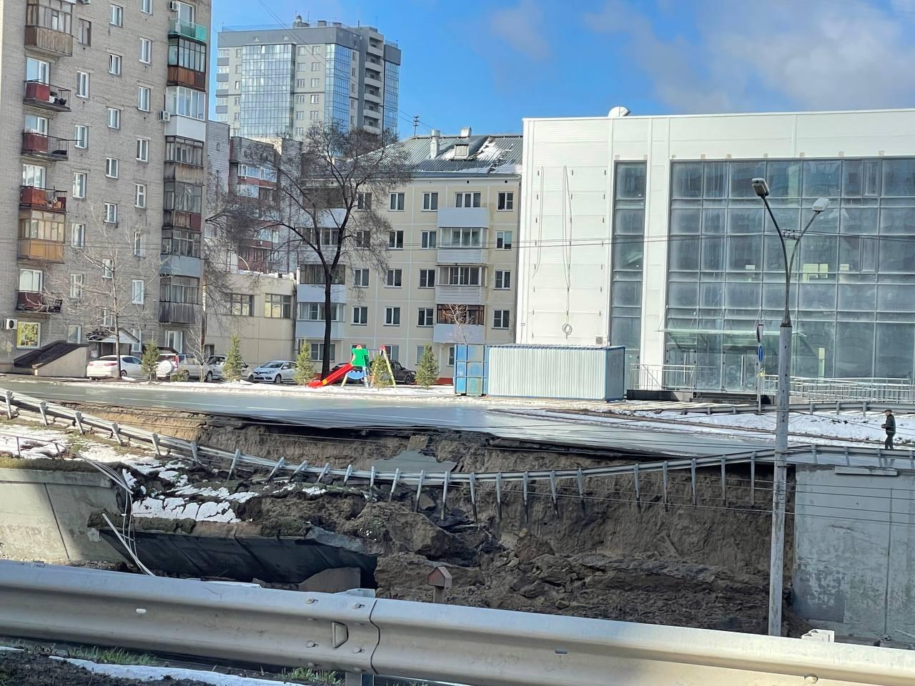 Фото СРОЧНО! В Новосибирске обрушилась подпорная стена на Ипподромской магистрали. Подробности к данному часу 3