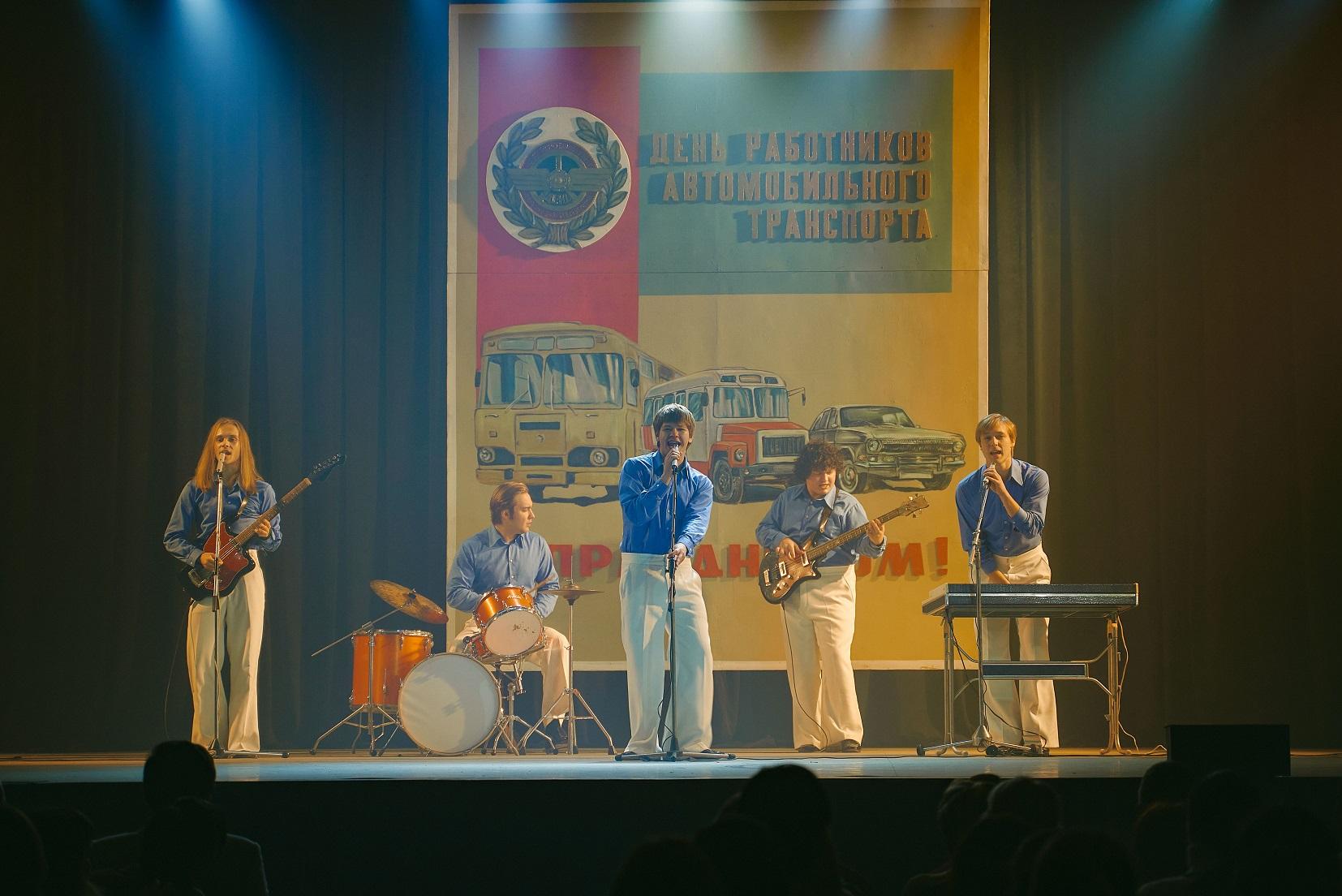 Фото Смотрим и поём: секреты нового сериала «ВИА “Васильки”» для Wink.ru 2 - Сиб.ФМ Фото Смотрим и поём: секреты нового сериала «ВИА “Васильки”» для Wink.ru 2