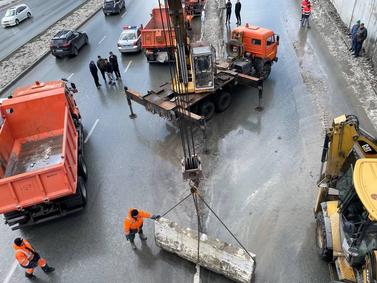 Фото Режим ЧС, огромные пробки и ремонт на полтора года. Что происходит в месте обрушения на Ипподромской магистрали 6 - Сиб.ФМ Фото Режим ЧС, огромные пробки и ремонт на полтора года. Что происходит в месте обрушения на Ипподромской магистрали 6