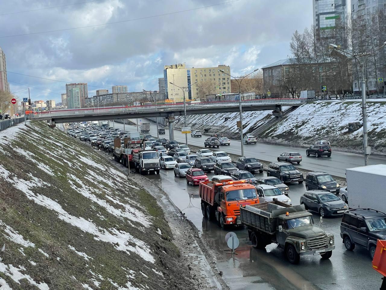 Фото Режим ЧС, огромные пробки и ремонт на полтора года. Что происходит в месте обрушения на Ипподромской магистрали 3 - Сиб.ФМ Фото Режим ЧС, огромные пробки и ремонт на полтора года. Что происходит в месте обрушения на Ипподромской магистрали 3