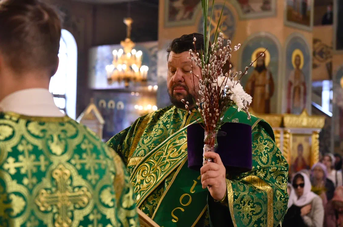 Фото Вербное воскресенье в Новосибирске: сотни горожан собрались на службу в Вознесенском соборе 3